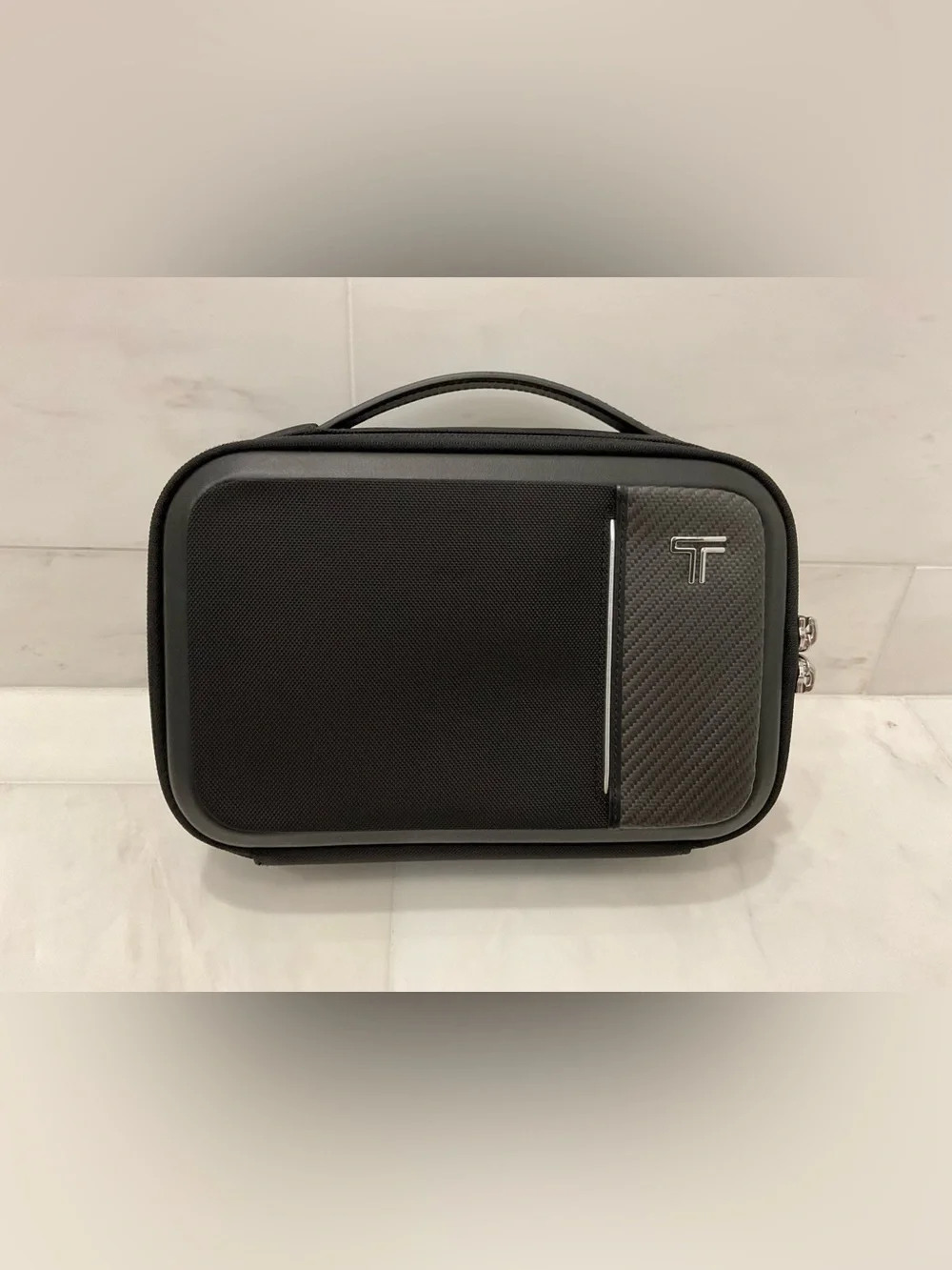 NEW Tumi ARRIVE RICHARDS 9.75” Travel Kit Toiletry Bag - BLACK & CARBON FIBER